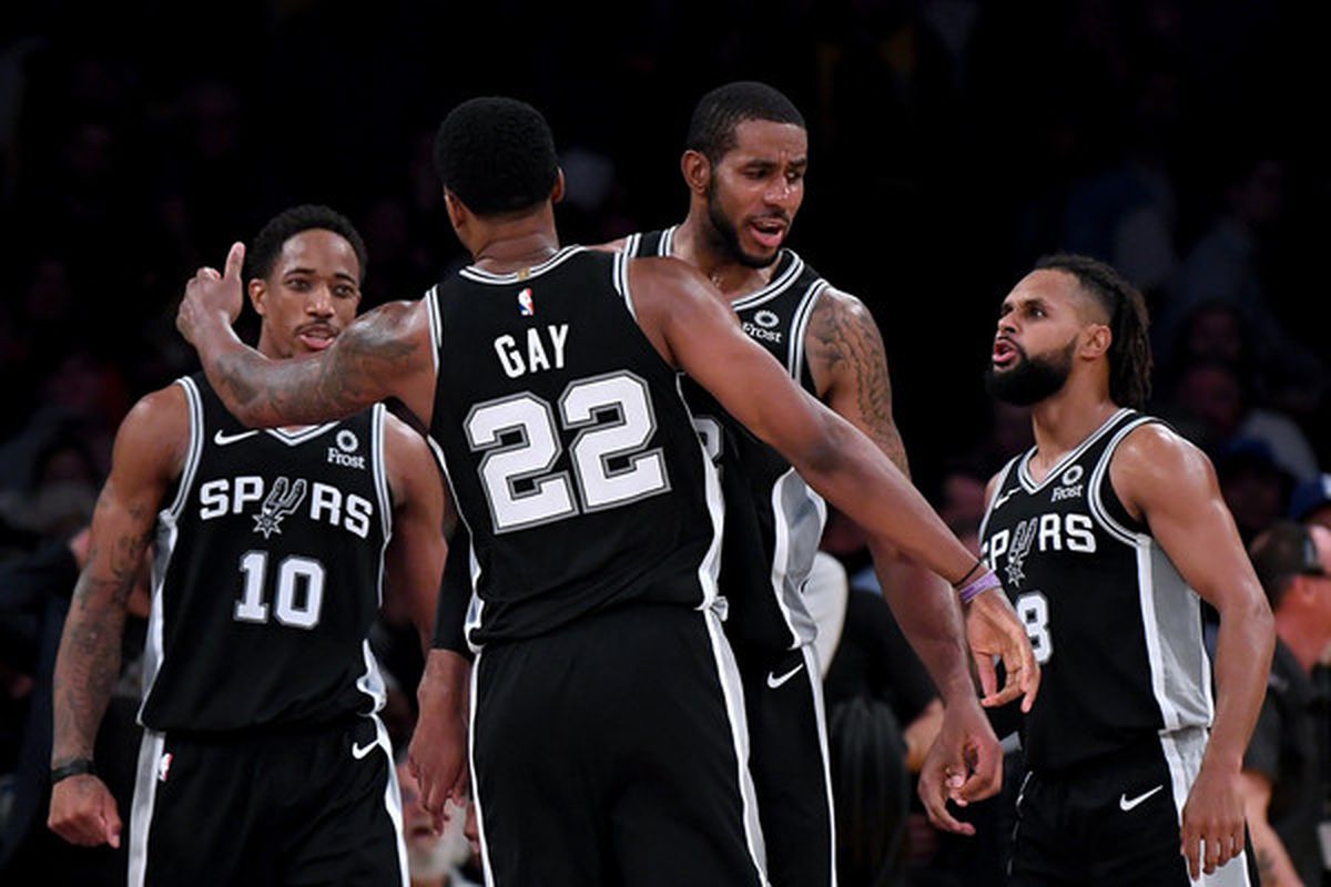 用胶带在地 用胶带在地